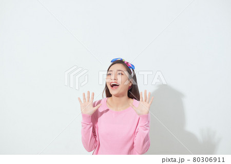 Image of surprised young woman showing her hands isolated over white background 80306911