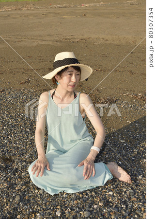 夏の北海道江差町の海岸でワンピースにストローハットの女性のポートレートを撮影 夏の北海道江差町の海岸でワンピースにストローハットの女性のポートレートを撮影 80307354