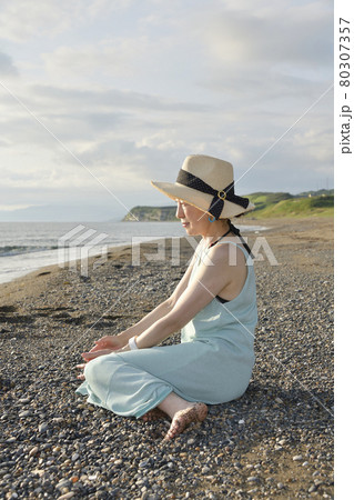 夏の北海道江差町の海岸でワンピースにストローハットの女性のポートレートを撮影 80307357