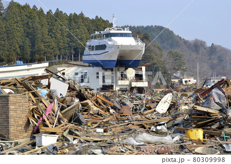 東日本大震災で被災した大槌町 80309998