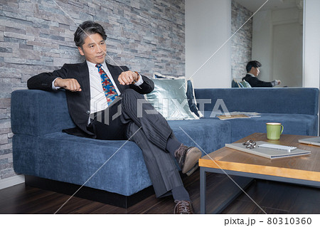 ロビーに座るミドルエイジの男性のポートレート 80310360