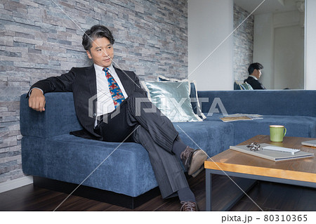 ロビーに座るミドルエイジの男性のポートレート 80310365