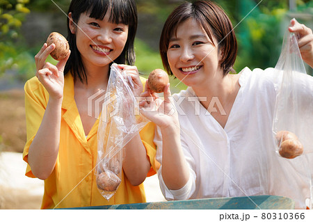 じゃがいもを袋に入れる女性 80310366