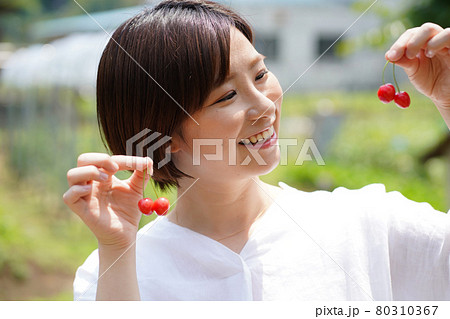 サクランボを持つ女性 80310367