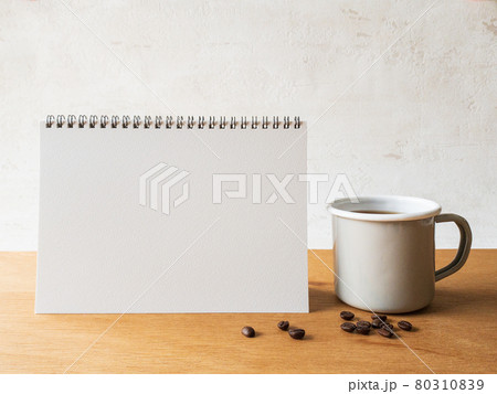 スケッチブックとコーヒー  80310839