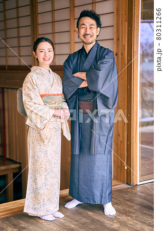 和装の男女 80311266