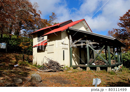氷ノ山山頂までの登山道沿いに立つ神大ヒュッテ 氷ノ山山頂までの登山道沿いに立つ神大ヒュッテ 80311499