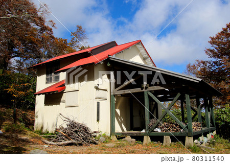 氷ノ山山頂までの登山道沿いに立つ神大ヒュッテ　別アングル 80311540