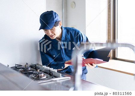 ガスの点検をする男性の作業員 80311560