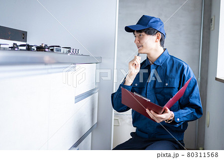 ガスの点検をする男性の作業員 80311568
