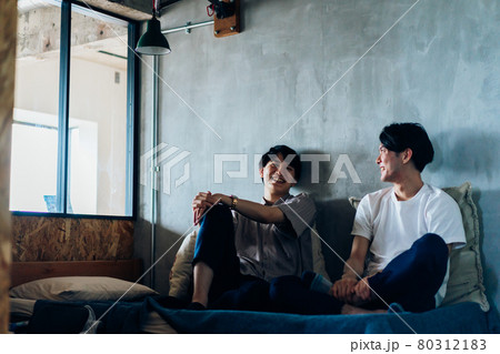 寮生活をする若い男子学生 寮生活をする若い男子学生 80312183