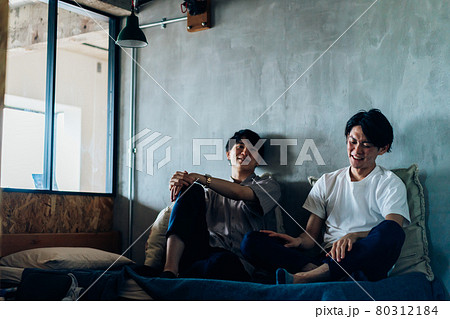 寮生活をする若い男子学生 寮生活をする若い男子学生 80312184