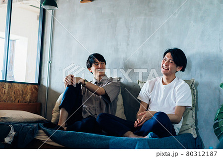 寮生活をする若い男子学生 寮生活をする若い男子学生 80312187