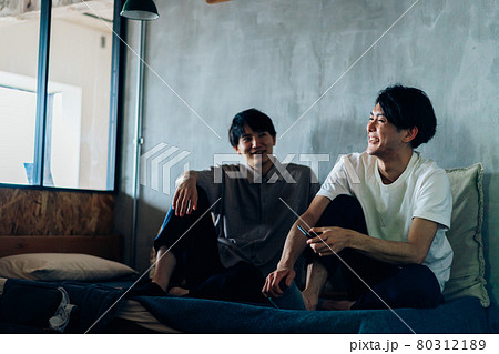 寮生活をする若い男子学生 寮生活をする若い男子学生 80312189