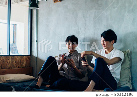 寮生活をする若い男子学生 80312196