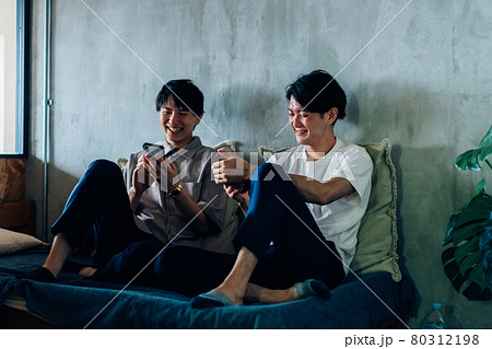 寮生活をする若い男子学生 寮生活をする若い男子学生 80312198