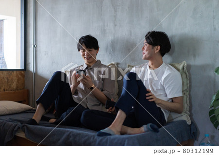 寮生活をする若い男子学生 80312199