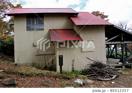 氷ノ山山頂までの登山道沿いに立つ神大ヒュッテ 真横から 氷ノ山山頂までの登山道沿いに立つ神大ヒュッテ 真横から 80312357