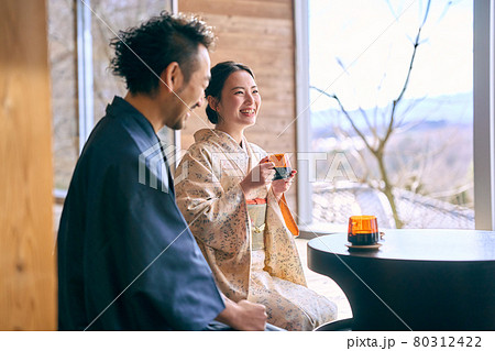 和服でくつろぐ男女 80312422