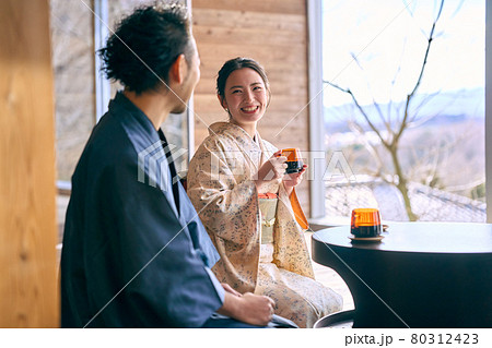 和服でくつろぐ男女 和服でくつろぐ男女 80312423
