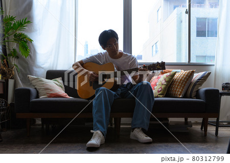 男性ポートレート 80312799