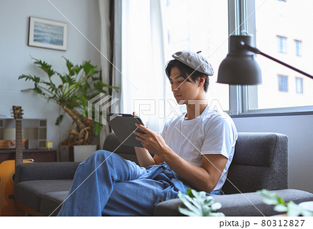 男性ポートレート 80312827