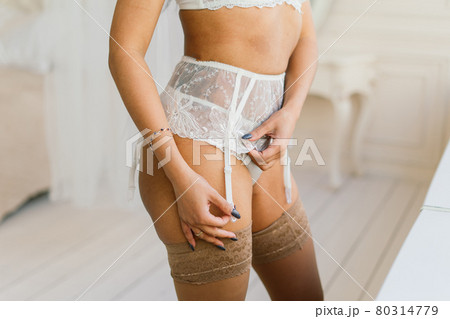The african american bride in lingerie and veil preparing for the wedding in a hotel room 80314779