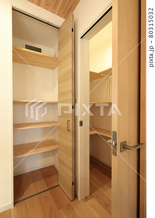 LDK内のパントリーと収納 LDK内のパントリーと収納 80315032