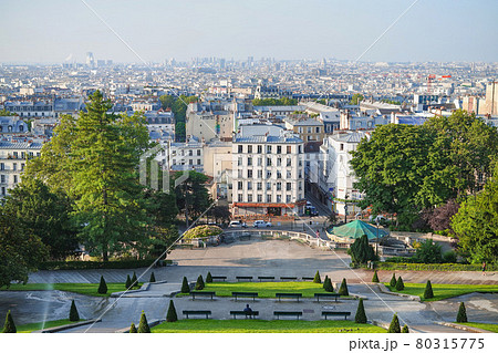 モンマルトルの丘から眺めるパリ 80315775