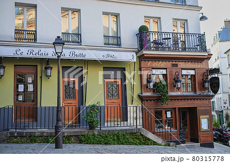 パリ、モンマルトルにあるカフェ・レストラン 80315778