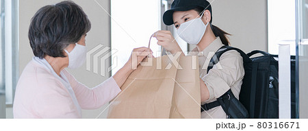 デリバリーの注文を受け取るシニア女性 デリバリーの注文を受け取るシニア女性 80316671