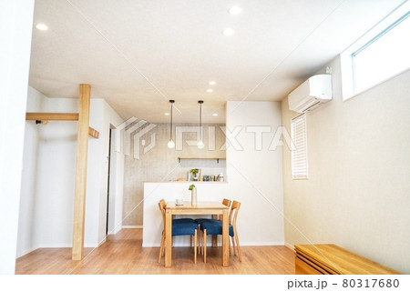 新築住宅のシステムキッチンとダイニング 新築住宅のシステムキッチンとダイニング 80317680