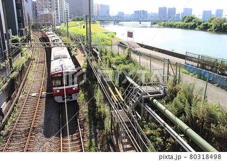 多摩川沿いを走る京急大師線 80318498