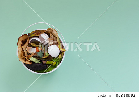 バケツいっぱいの生ゴミ 堆肥作り カラー背景 バケツいっぱいの生ゴミ 堆肥作り カラー背景 80318992