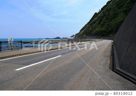 爽快な海沿いの道路 80319012