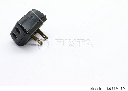 黒い電源タップのイメージ素材 黒い電源タップのイメージ素材 80319150