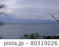 曇天の琵琶湖を眺める 80319226