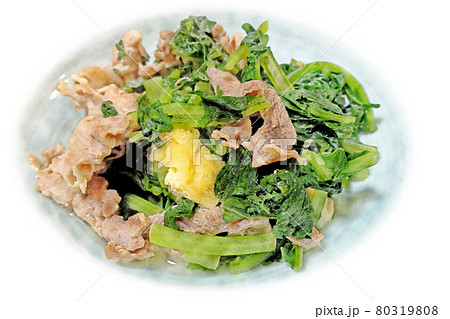 家庭的で素朴な自家製の「豚もも肉と大根葉の炊いたん」水彩画風  絵手紙 80319808