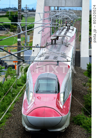 秋田県大仙市の斉内川の橋梁を渡るE6系秋田新幹線こまち 80320024
