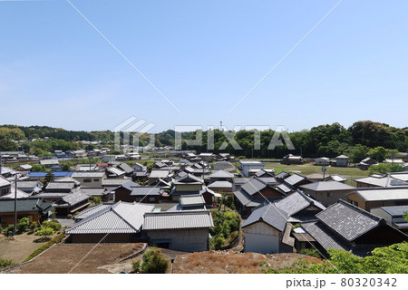 お寺の高台から見た農村 80320342