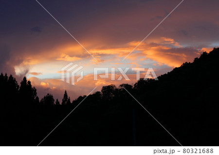 夏の夕焼け雲の競演　福島県只見町 80321688