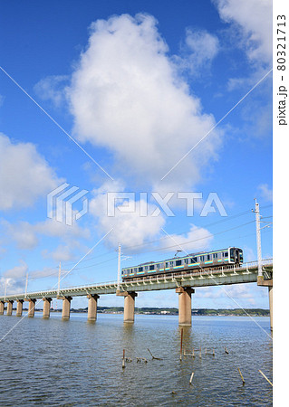 雲湧く北浦橋梁を渡る鹿島線E131系電車 雲湧く北浦橋梁を渡る鹿島線E131系電車 80321713