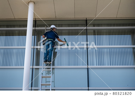ビルの外窓拭き作業 80321820