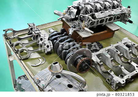 分解整備中の自動車エンジン 80321853