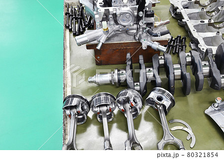 分解整備中の自動車エンジン 分解整備中の自動車エンジン 80321854