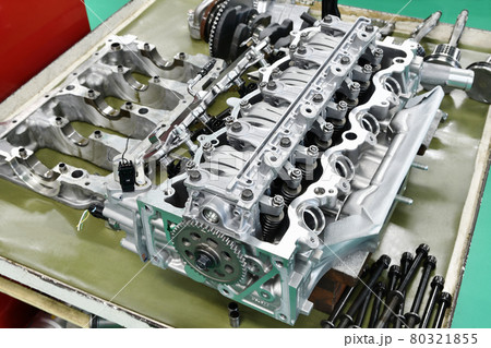 分解整備中の自動車エンジン 80321855
