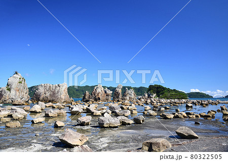 橋杭岩(奥が大島)【和歌山県東牟婁郡串本町】 80322505