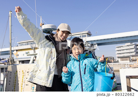 海釣りを楽しむ家族 80322662