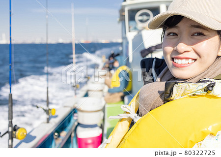 海釣りを楽しむ若い女性 海釣りを楽しむ若い女性 80322725