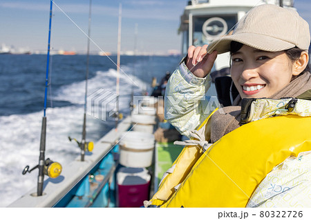 海釣りを楽しむ若い女性 海釣りを楽しむ若い女性 80322726
